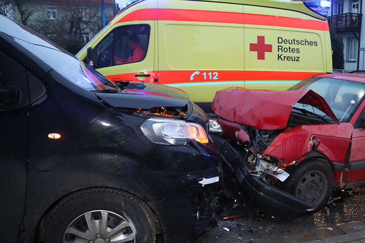 Bei dem Unfall wurden mindestens drei Menschen verletzt.