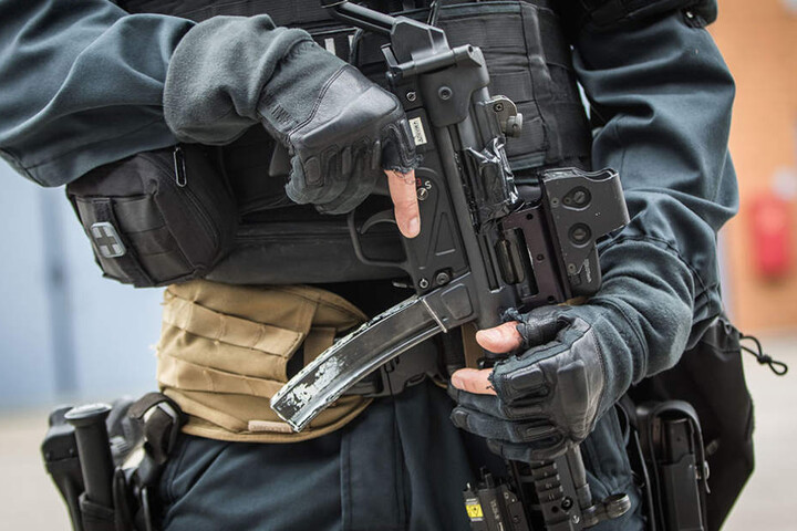 Sollte es zu einem Terror-Angriff mit Sturmgewehren kommen, ist die Berliner Polizei laut Burkard Dregger nicht genügend ausgerüstet. (Symbolbild)