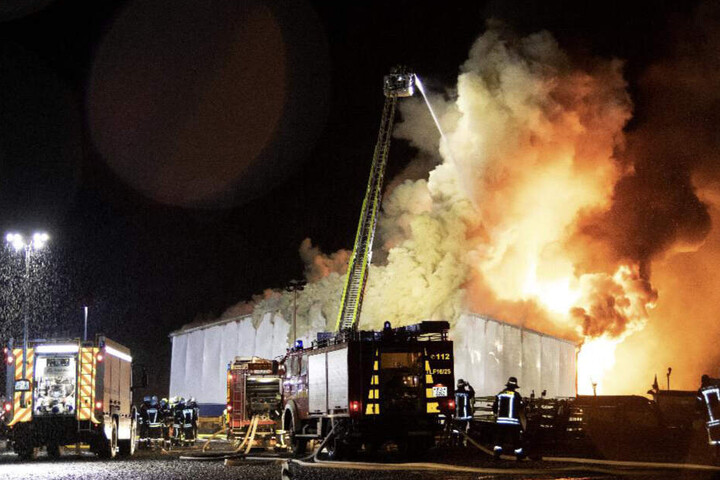 Mehr als 200 Feuerwehrleute von 13 Feuerwehren kämpften gegen die Flammen an.