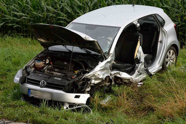Der Polo wurde von der Straße geschleudert. Der Fahrer musste aus dem Auto gerettet werden.