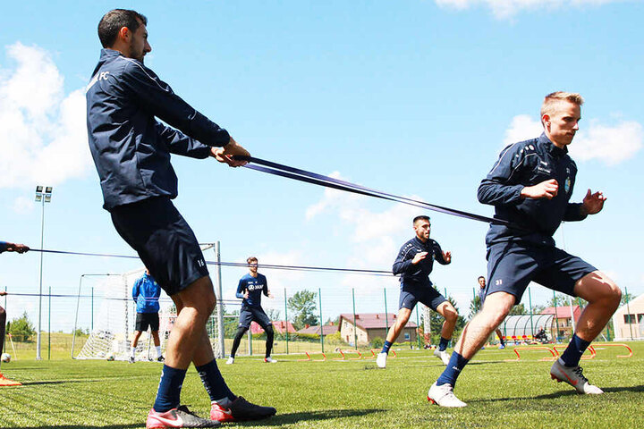 Paul Milde (r.) und Rafael Garcia beim CFC-Training auf dem Kunstrasenplatz.
