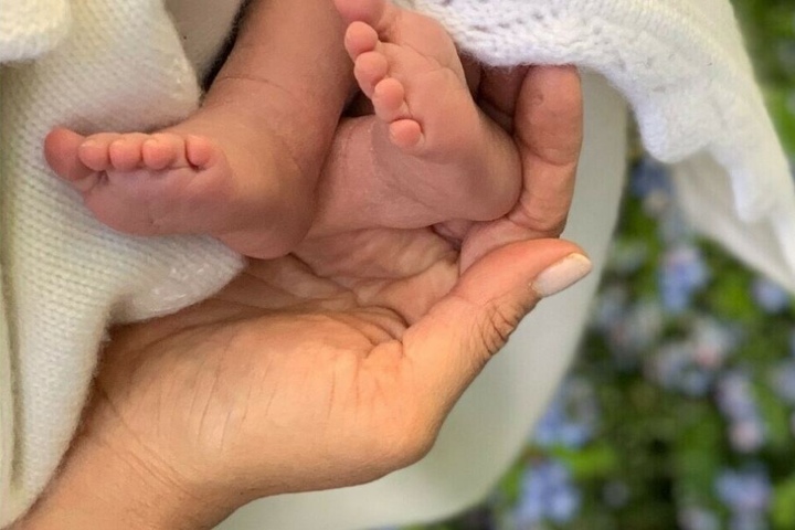 Meghan hält die Füße ihres Sohnes Archie kurz nach der Geburt.