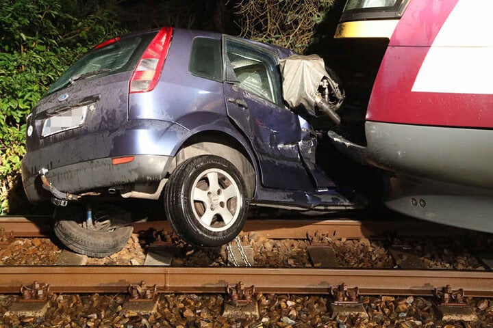 Drei Insassen des Autos sowie der Lokführer wurden verletzt.