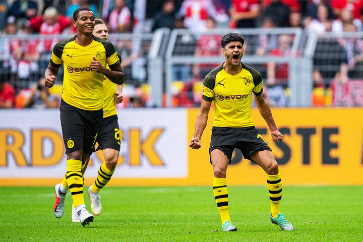 Dortmunds Mahmoud Dahoud (r.) schreit die Freude über seinen ersten Saisontreffer heraus.