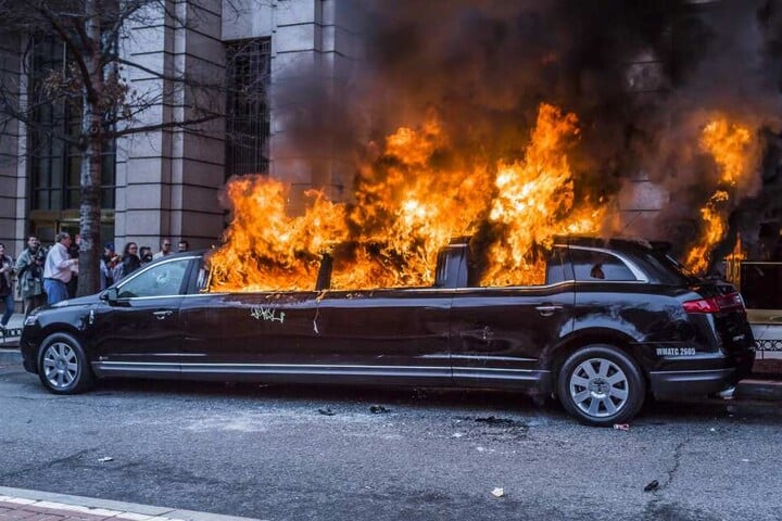Am Rand der Proteste wurde auch eine Limousine abgefackelt.