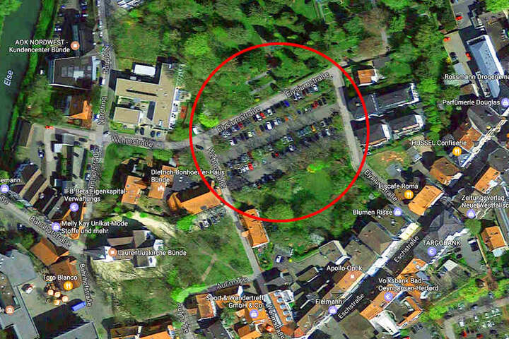 Auf diesem Parkplatz trafen sich die Jugendlichen.