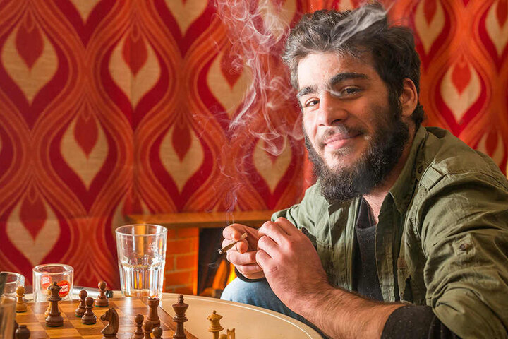 In der Raucher-Lounge vom „Combo“ in der
Dresdner Louisenstraße pafft Oman (21) beim Schach.