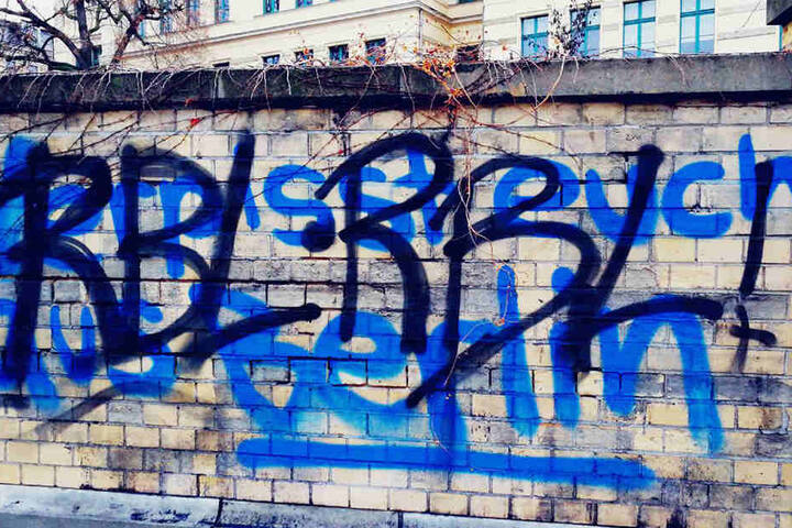 "Verpisst euch aus Berlin" sprühten Unbekannte an die Wand.