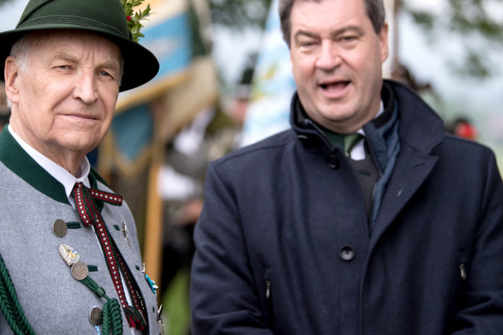 Edmund Stoiber (l.) mahnt, sämtliche Debatten um einen Bruch zwischen CDU und CSU zu beenden.