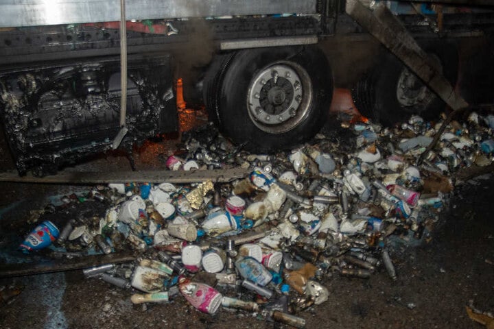 Zahlreiche Dose landeten bei dem Feuer auf der Erde.
