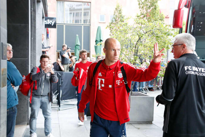 Arjen Robben am Freitagabend bei der Ankunft im Hotel, im Hintergrund Thomas Müller.