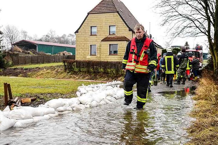 Hier überfluten bereits erste Vorgärten.