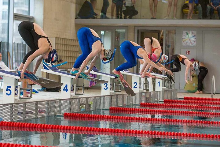 Die Landeswettbewerbe in der Schwimmhalle Freiberger Platz gewann Michèle (2. v.l.) allesamt.