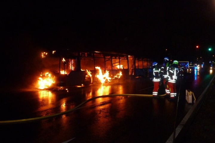 Bei Eintreffen von Feuerwehr und Rettungsdienst hatten die Fahrgäste den Bus schon verlassen können.