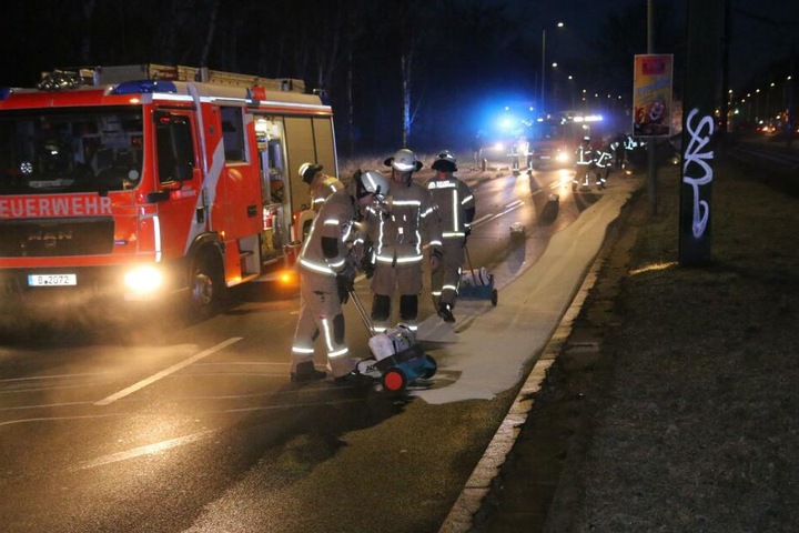 Die Feuerwehr reinigt die Straße und bindet den ausgelaufenen Diesel