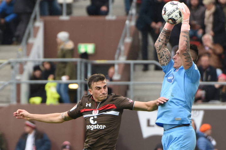 Philipp Ziereis (links) probiert es bei Heidenheims Torwart Kevin Müller.