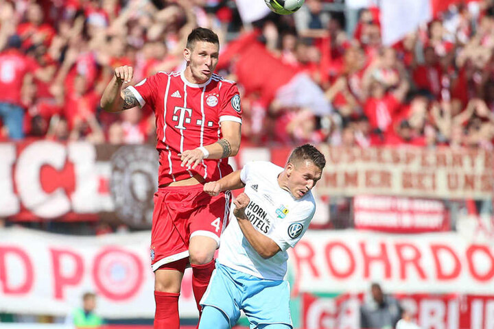Mit seinen 1,94 Meter ist Bayern-Abwehrmann Niklas Süle (l.) eine echte Kante.