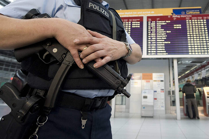Ein Bundespolizist steht nach einer Terror-Warnung in Deutschland im November mit einer Maschinenpistole bewaffnet im Dresdner Flughafen.