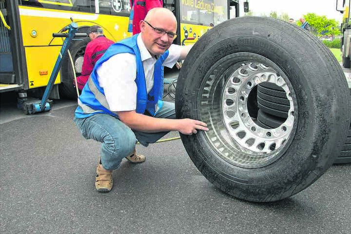 DVB-Bus-Chef Robert Roch (46) zeigt eine 19 Kilogramm leichte Carbonfelge.
Die Stahlvariante wiegt doppelt so viel.