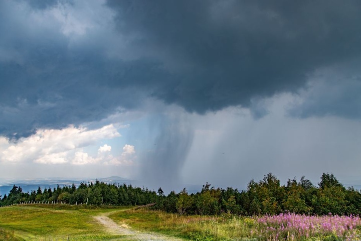 Schön, aber auch bedrohlich: Örtliche Gewitter brachten im Erzgebirge kurzzeitig Abkühlung. Danach bildete sich über den Wäldern Dunst oder Nebel.