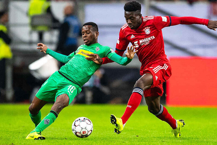 Alphonso Davies (r.) feierte für den FC Bayern München ein aufsehenerregendes Debüt im Finale gegen Borussia Mönchengladbach, hier Ibrahima Traoré.