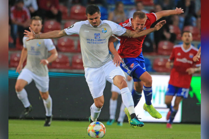 Hier kommt keiner vorbei! CFC-Routinier Georgi Sarmov stoppt Unterhachings Felix Schröter.
