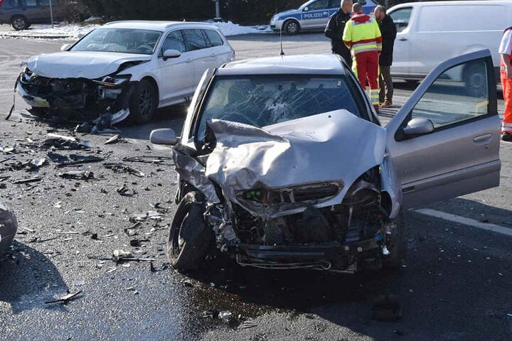 Beide Fahrzeuge wurden so stark beschädigt, dass sie nicht mehr fahrbereit waren.