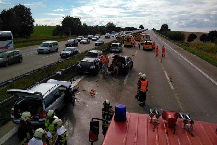 Zahlreiche Rettungswagen sind auf der A4 im Einsatz.