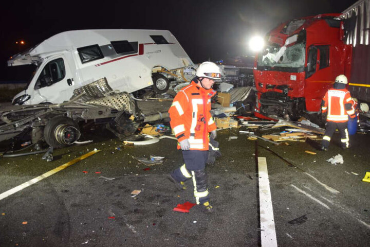 Die Feuerwehr geht an der Unfallstelle ihrer Arbeit nach.