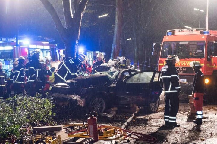 Bei dem illegalen Autorennen wurden sechs Menschen verletzt, zwei von ihnen lebensgefährlich.