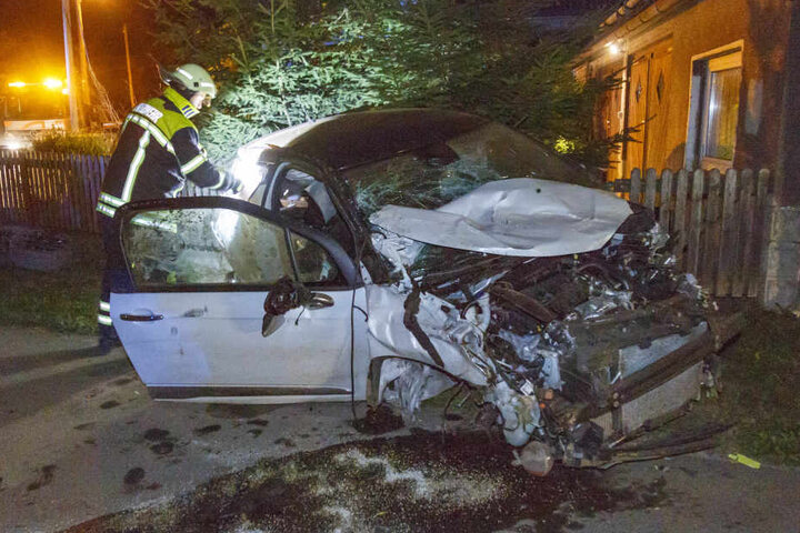 Das Auto wurde bei dem Crash heftig demoliert.