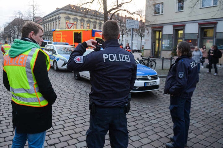 Polizisten sperren am Freitag die Straßen um einen Weihnachtsmarkt in der Potsdamer Innenstadt ab.