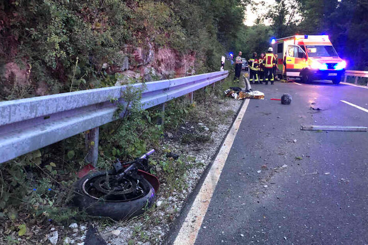 Das Motorrad wurde durch die Wucht des Aufpralls entzwei gerissen.