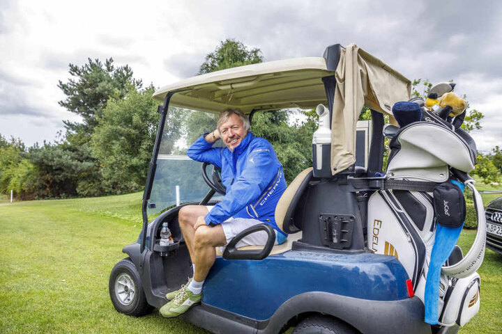 Kult-Moderator Werner Schulze-Erdel (66) ließ es langsam angehen und machte es sich kurz im Golfcart gemütlich.