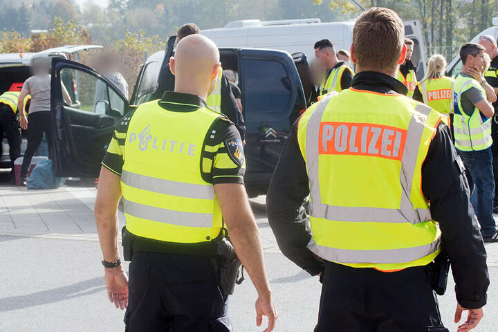 Deutsche und Niederländische Beamte bei einer Kontrolle gemeinsam im Einsatz.