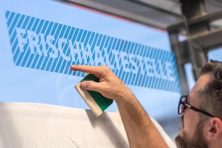 Keine Kippe mehr beim Warten: Die CVAG setzt in einer neuen Kampagne auf mehr Rücksicht an Haltestellen.