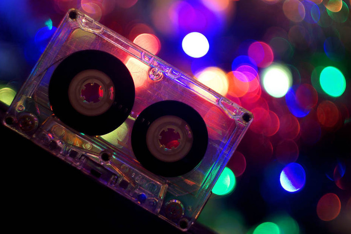 Auf der Retro Clash Party buhlen Pop, Rock, Dance & Hip-Hop Glanznummern & Jugendsünden um die Gunst des Publikums! (Symbolbild)