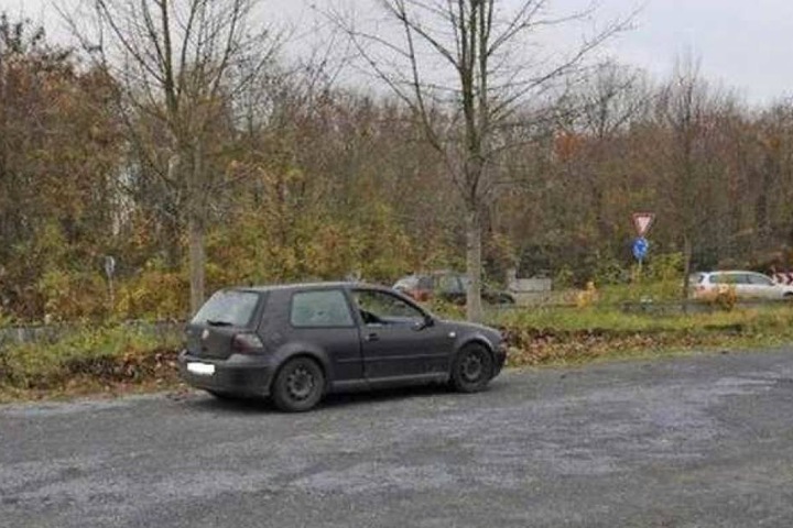 Das Opfer saß auf dem Fahrersitz eines schwarzen VW Golf und wies Schussverletzungen auf.