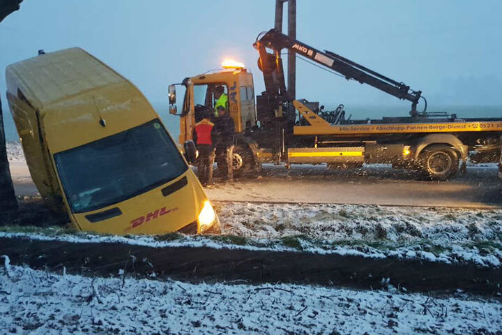 Ein Abschleppwagen musste das Auto bergen.