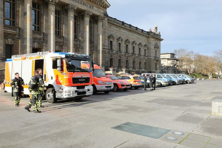 Vor dem Bundesverwaltungsgericht stehen weitere Einheiten von Polizei und Feuerwehr in Bereitschaft.
