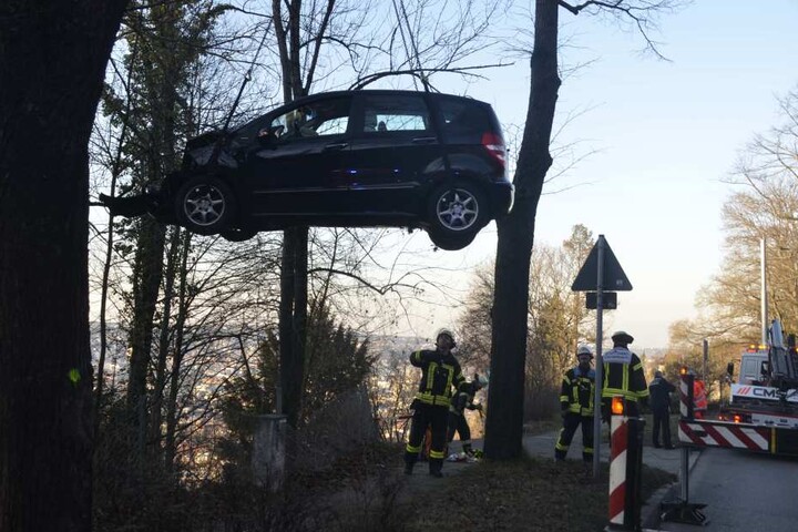 Der Kran musste das Auto vom Abhang bergen.