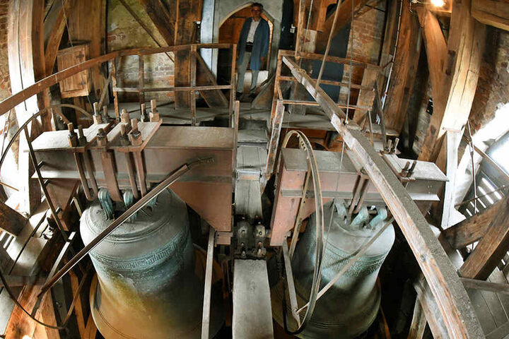 Die Aufhängung der vier Glocken sowie die Antriebstechnik müssen ausgetauscht werden.