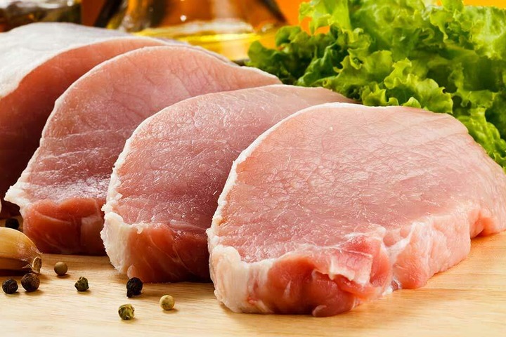 Rohes Schweinefleisch kann für Hunde gefährlich werden.
