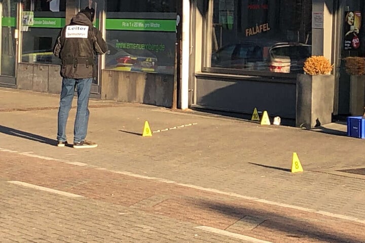 Die junge Frau wurde von einem Mann mit einem Messer mitten in der Stadt angegriffen.
