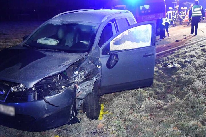 Auch der Unfallfahrer in seinem Nissan wurde verletzt.