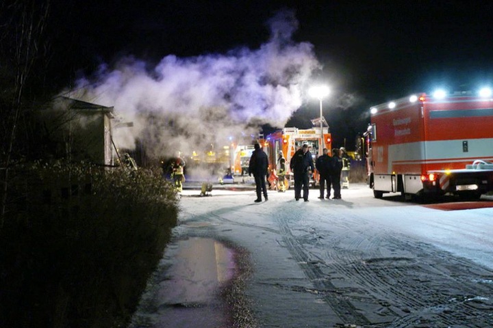 Die Feuerwehr löschte den Brand auf dem Bahngelände und machte in der ungenutzten Baracke eine grausige Entdeckung.