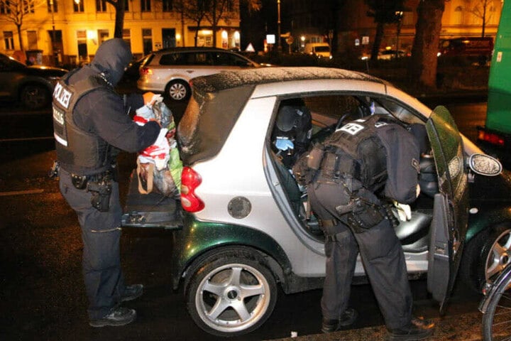 Insgesamt sind 180 Kräfte im Einsatz, teilte die Polizei auf Twitter mit.