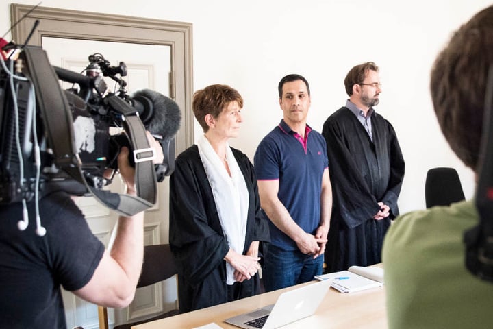 Der frühere SPD-Bürgerschaftsabgeordnete Bülent Ciftlik mit seinen Anwälten Gabriele Heinecke (links) und Florian Melloh beim Prozess im Mai 2017.