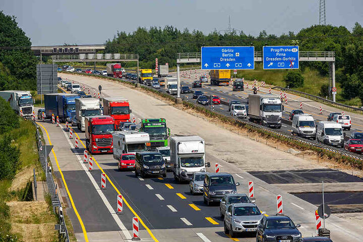 Stau vor der Baustelle führt ständig zu Unfällen, weil die Autofahrer oft zu schnell in der Annäherung sind.