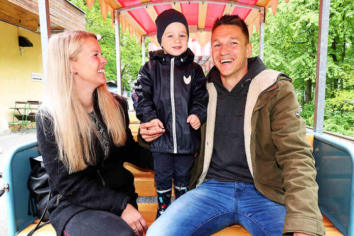 Familie Frahn sitzt nicht im Stadion, sondern im Waggon der Parkeisenbahn Chemnitz. Daniel, Steffi und Leo haben sichtlich Spaß.